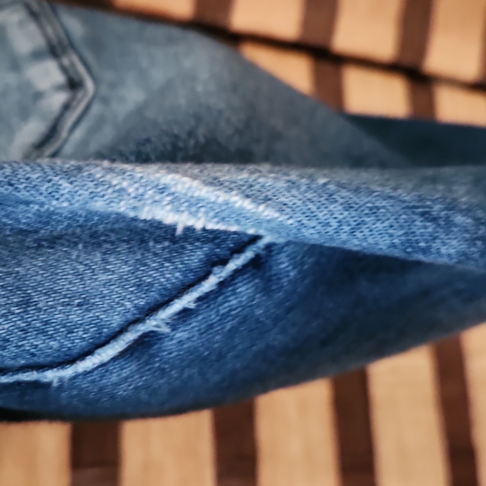 Kancan Stretch Fray Hem Capri  Jeans - Picture 6 of 9